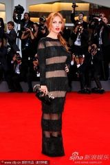 组图：约瑟芬透视装近全裸 和爆乳女星热辣深吻