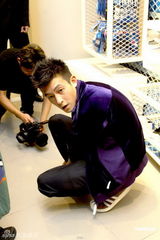 组图：陈冠希扮亲和亲手帮女粉丝穿衣理裤脚