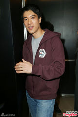 组图：王力宏与妻同台秀恩爱 妻子不是歌迷