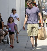 高清组图：休-杰克曼全家出行 金刚狼帅气依旧