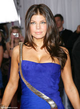 高清组图：菲姬蓝色单肩礼服亮相格莱美红毯 