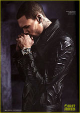 组图：克里斯-布朗杂志大片另类 穿盔甲自摸私处