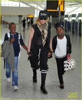 组图：麦当娜携养子养女现身机场潮范儿足