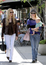 高清图：辣妈詹纽瑞-琼斯街拍 透视上衣搭潮包