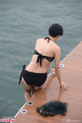 组图：《法网嚣雄》探班 王君馨比基尼上演出浴记