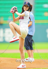 组图：韩剧《新妓生传》女星林秀香为棒球赛开球