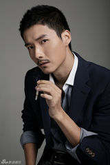 组图：李泰拍蓄须写真 显干练硬朗男人味