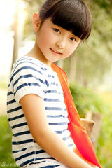 组图：张子枫沐浴阳光  海魂衫红领巾可爱动人