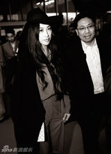 组图：朱珠巴黎大秀中国红 复古造型典雅迷人