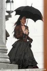 幻灯图集：梅根-福克斯爆乳现身片场狂秀小蛮腰