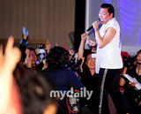 组图：韩歌手PSY釜山演唱会大跳《江南Style》