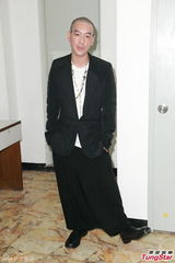 组图：麦浚龙邀僵尸男拍MV 否认有子暂无心当爸