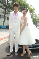 组图：陈怡蓉婚纱妩媚亮相 携手郭品超浪漫走秀