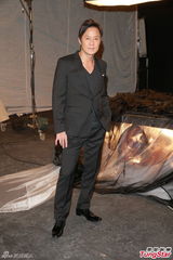 组图：张智霖为自己导MV 蔡一杰伍咏薇现场搞怪