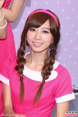 组图：台湾女子组合Popu Lady签唱大秀美腿