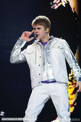 组图：贾斯汀-比伯曼城开唱 自摸胯下“不淡定”