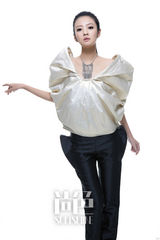 组图：安以轩拍华美写真 香肩美背增添冬日温暖