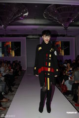 组图：胡杏儿复古红唇T台竞艳御姐气足