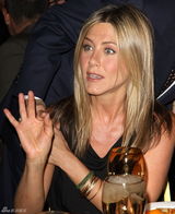 幻灯图集：安妮斯顿性感黑装亮相 肩头惊现神秘手