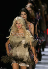 高清组图：帕丽斯-希尔顿巴西时装周上客串走秀
