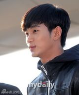 组图：金秀贤全智贤机场重聚 黑白配登对