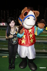 组图：邓紫棋为马场表演助兴