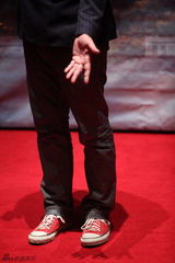 组图：《惊天危机》导演三毁白宫 秀水街买内衣