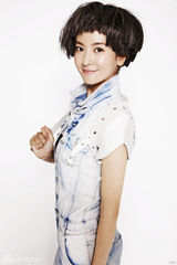 组图：小燕子李晟夏日时尚大片 俏皮率真惹人爱