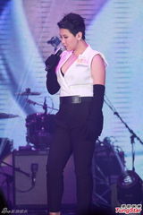 组图：吴雨霏唱失恋歌 许志安称郑秀文难讨好