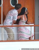 组图：林赛着爆乳吊带裙撕打不慎露半球