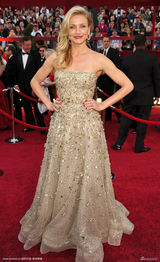 高清图：奥斯卡红毯 卡梅隆-迪亚兹金裙映衬小金人