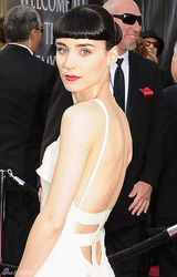 高清组图：奥斯卡红毯鲁妮-玛拉白裙圣洁