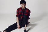 组图：90后小生刘芮麟拍写真 时尚英伦风范足