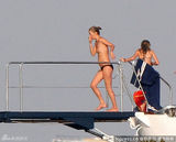 组图：凯特-莫斯携子女度假 销魂裸跳晒“飞机场”