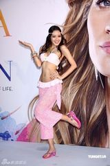 幻灯图：两大名模比基尼火辣风情 大秀风骚蛮腰