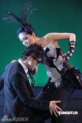 组图：杨千嬅澳门开唱劲歌热舞 老公丁子高撑场