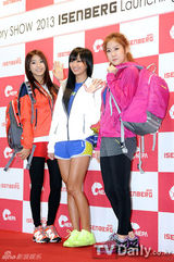组图：韩团2PM与SISTAR着亮丽休闲装站台