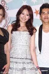 组图：天心黑色深V礼服性感出席记者会