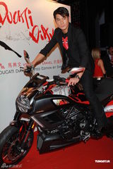 组图：郭富城助阵单车发布会 变身机车男耍酷