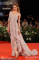 组图：安娜蕾-提普顿闪耀红毯 裸色纱裙飘逸轻盈