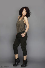 组图：秦海璐登日刊封面  时尚造型尽显帅气性感