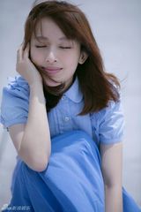组图：张俪夏日阳光写真 纯净靓丽蓝色调