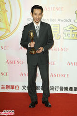 组图：陈竹升凭《野莲香》获金钟迷你剧最佳男主角