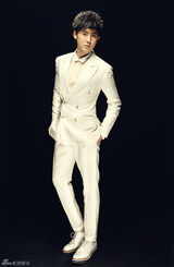 组图：张睿魅力大片 白色西装绅士品格