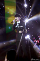 组图：李宇春亮相时尚盛典 不插电表演引爆全场