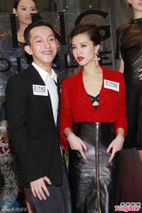 组图：文咏珊红黑装性感 与绯闻男友滴汗合照