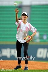 组图：米兰达可儿为韩国棒球赛开球 甜美抛飞吻