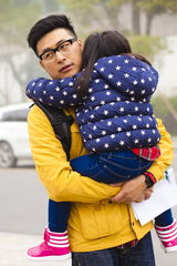 组图：《爸爸去哪儿》抓泥鳅 萌娃瞬间变泥孩儿