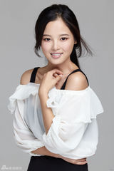 组图：辛芷蕾秋日写真露香肩 吊带短裙优雅性感