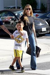 组图：女星索菲娅现身被拍 挥手示好亲切有加